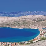 アパート 2 Bedroom Beautiful In Pag